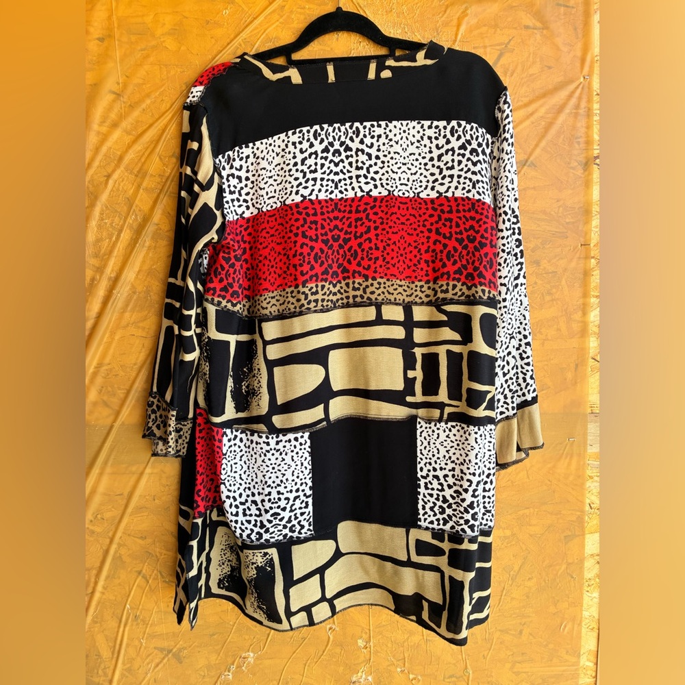 John Mark Mix Print V-Neck 3/4 Cuff Sleeve Button Front Geometric Tunic
Size M - Picture 7 of 10